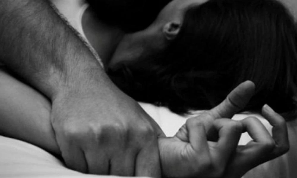 Ρόδος: Του αποκάλυψε ότι τον απατά και την έβαλε να ερωτοτροπήσει με σκύλο